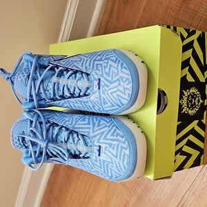 NWB LBJ NXXT GENISUS BLUE/WHITE HF0712 402 SZ 10